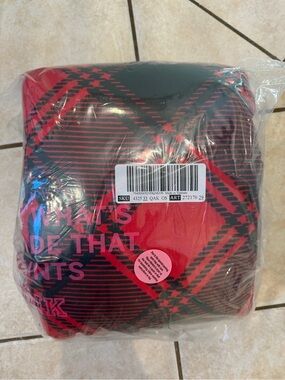 🆕 Victoria’s Secret: Red + Black Plaid Throw Blanket
